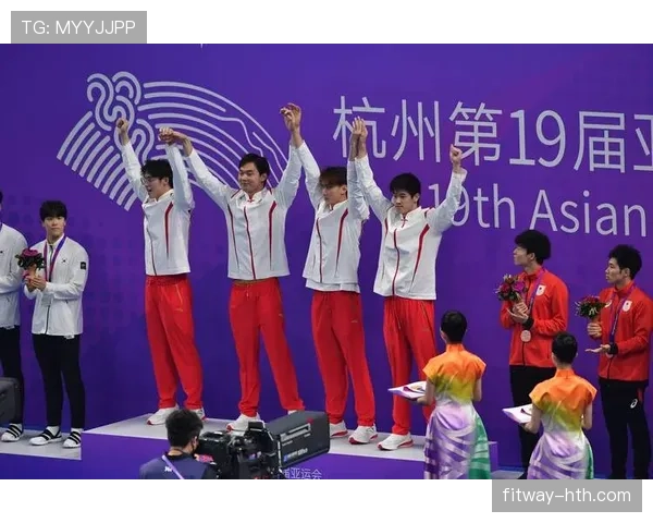 中国队在4x200米自由泳接力中夺冠，刷新赛会纪录