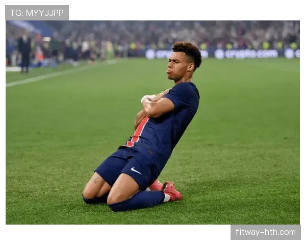 阿什拉夫身披巴黎2号球衣解析